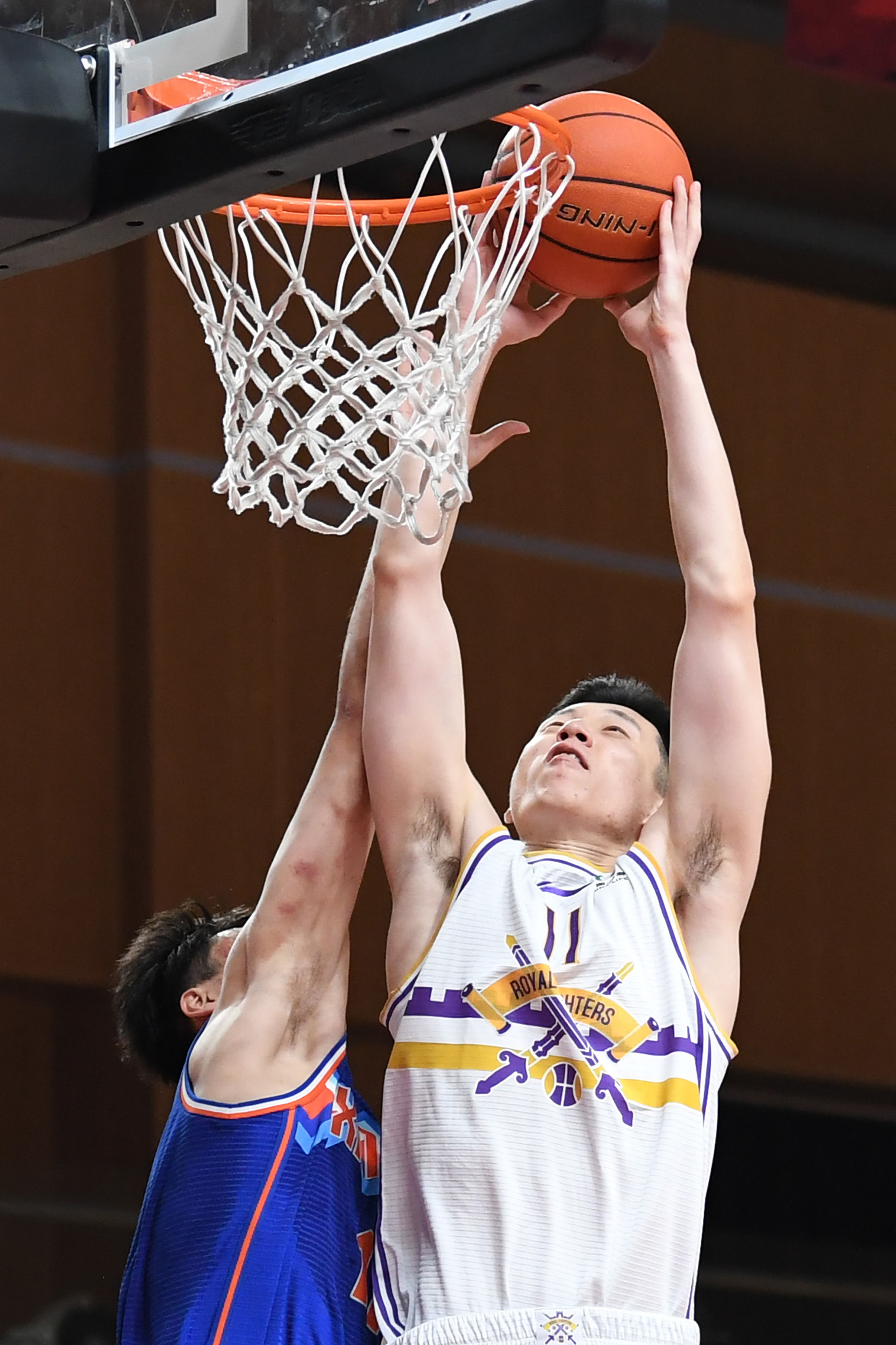 扛着球队前 扛着球队前